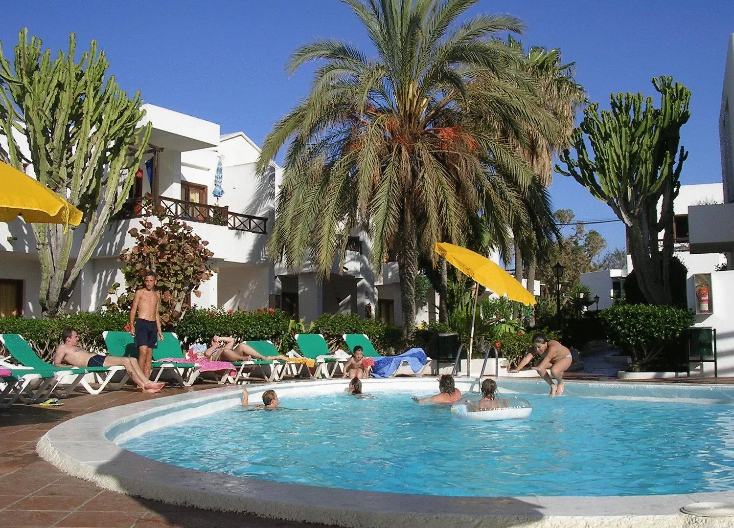 Apartamentos Maribel contacts